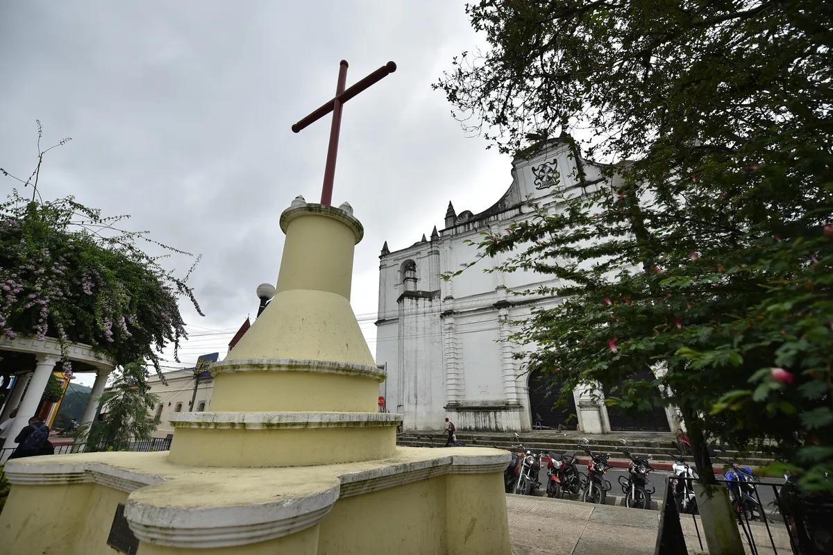 Catedral de Santo Domingo y la cruz del parque central de Cobán, Alta Verapaz
